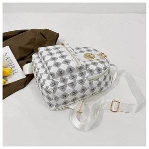 Détail d'un sac à dos blanc avec motif à carreaux gris, lettres M et logo en métal doré
