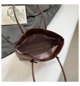 Vue intérieure du cabas croco marron avec grande capacité et poche zippée