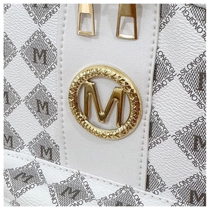 Vue détaillée de la texture du cuir blanc avec lettres imprimées et boucle logo M dorée