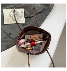Gros plan de l'intérieur d'un grand sac cabas marron à motif crocodile élégant