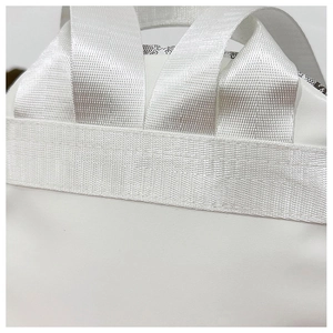 Détail de la texture en cuir synthétique blanc et des bretelles en nylon haute densité