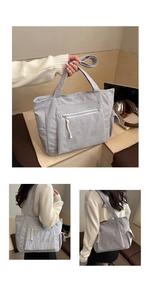 Détail d'un grand sac fourre-tout en velours côtelé bleu clair avec poches et fermeture éclair