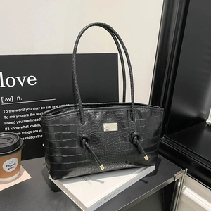 Sac sous le bras minimaliste noir effet crocodile avec logo argenté pour femme en décor