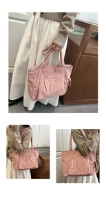 Détail du cabas en velours côtelé rose avec poches latérales et fermetures à nœuds