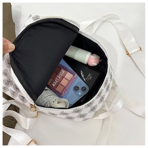 Vue détaillée de l'intérieur du mini sac à dos montrant l'espace de rangement utile