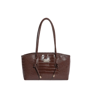 Sac fourre-tout marron foncé effet crocodile avec bandoulières élégantes sur fond blanc