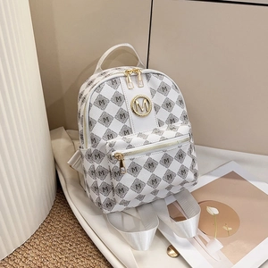 Mini Rucksack in Weiß mit grauen M-Mustern und goldenen Reißverschlüssen in Lifestyle-Optik
