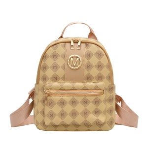 Beiger Mini-Rucksack mit M-Buchstaben-Monogramm und goldenem Logo für Reisen