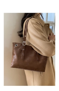 Dettaglio della borsa tote vintage marrone scuro con spalline regolabili e finta pelle