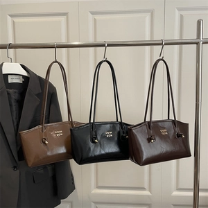 Women Glossy PU Leather Underarm Shoulder Bag Retro Minimalist Zipper Closure Commuter Baguette Bag With Metal Knot Detail
