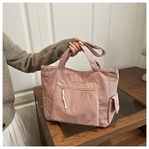 Sac cabas en velours côtelé rose avec poche zippée et détail du compartiment latéral