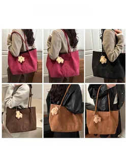 Grands sacs cabas en daim en quatre couleurs avec breloques d'ours et détails portés