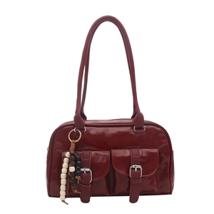 Borsa bowling in pelle verniciata rosso scuro con tasche multiple e charm di perle