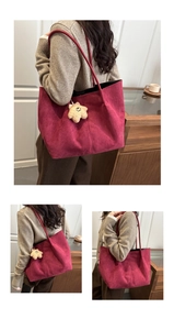 Détails du grand sac cabas en daim bordeaux avec coutures fines et pendentif ours en peluche