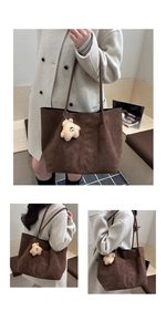 Détail du grand sac cabas en daim marron foncé avec charme ours en peluche et étiquette