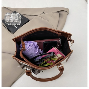 Vue de dessus de l'intérieur du grand sac fourre-tout avec poche zippée et rangement