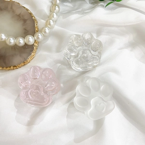 Vue détaillée des supports de téléphone patte de chat en rose et blanc avec relief cœur