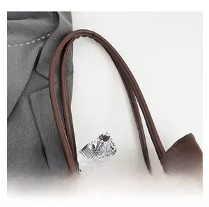 Détail d'un grand sac fourre-tout marron foncé avec texture suédée et foulard en soie