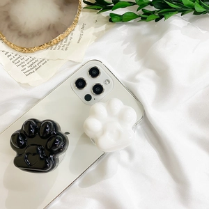 Vue rapprochée des supports de téléphone patte de chat noir et blanc sur smartphone