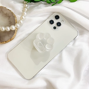 Détail du support de téléphone patte de chat translucide avec cœur sur smartphone