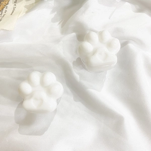 Gros plan détaillé du support de téléphone patte de chat blanche avec motif de cœur