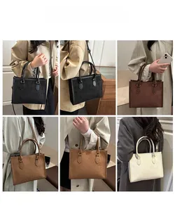Collage di modelli che indossano la borsa tote con motivo a quadrifoglio in vari colori