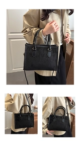 Dettaglio borsa shopper nera effetto scamosciato con motivi a quadrifoglio e finiture oro