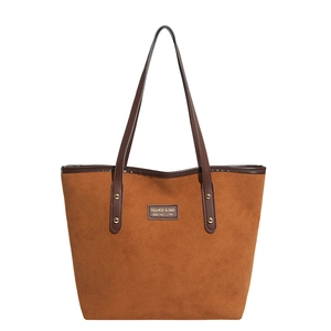 Bolso tote de ante marrón con asas de cuero y parche de logo metálico