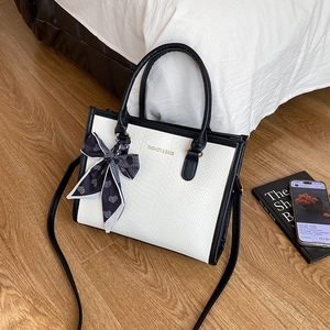 Sac à main chic motif serpent avec bordures noires et ruban décoratif en soie à cœurs