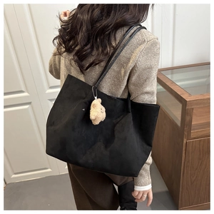 Grand sac cabas noir en cuir mat avec un pendentif d'ours en peluche marron