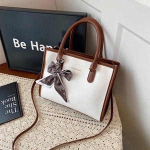 Sac fourre-tout chic à motif serpent crème et marron avec foulard décoratif et bandoulière