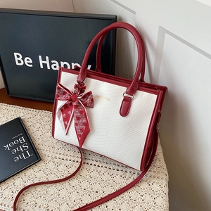Sac à main chic bicolore rouge et blanc à motif serpent avec foulard élégant