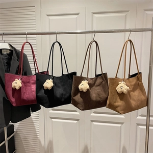 Sac Fourre-tout En Daim Pour Femmes Grande Capacité Sac À Main Minimaliste Épaule Sac Décontracté Avec Charme D'ours En Peluche