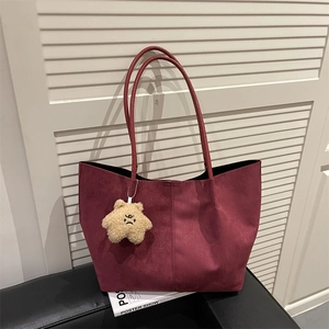 Sac fourre-tout minimaliste en daim bordeaux avec un joli charm étoile en peluche douce