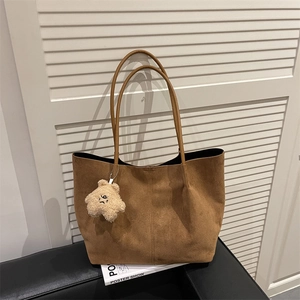 Sac cabas marron en daim avec anses en cuir et pendentif ours en peluche style élégant