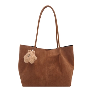 Sac cabas marron en suédine avec bandoulière et pendentif ours en peluche tendance