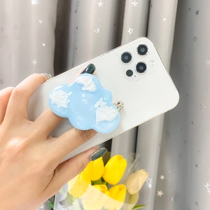 Dettaglio del supporto per telefono a forma di nuvola blu in resina con finitura