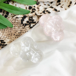 Détail du support de téléphone en forme de nuage blanc perle et rose à texture plissée
