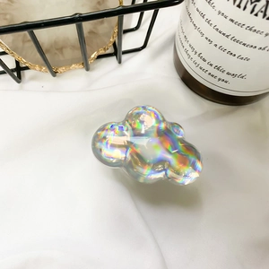 Support de téléphone nuage holographique avec finition irisée sur fond de tissu blanc