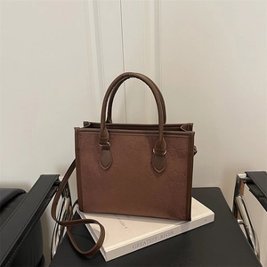 Elegante borsa tote marrone scuro con goffratura a quadrifoglio e tracolla regolabile