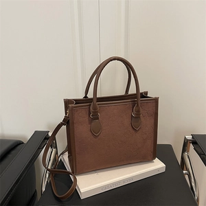 Borsa tote in camoscio marrone con goffratura a quadrifoglio e manici in pelle da donna