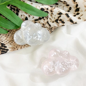 Détail du support en forme de nuage avec texture plissée blanc perle et rose
