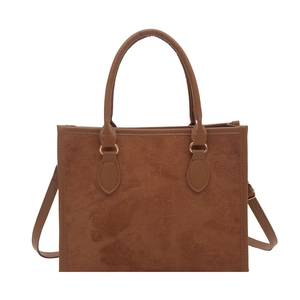 Borsa tote in camoscio marrone con motivo a quadrifoglio e tracolla dorata regolabile