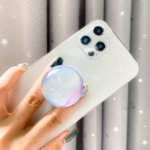 Gros plan d'un support de téléphone rétractable aux reflets nacrés et galactiques