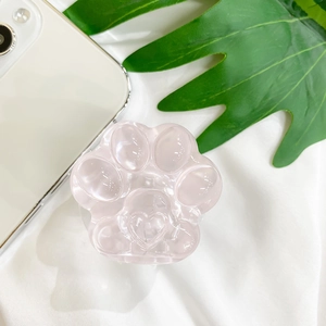 Gros plan du support de téléphone patte de chat rose translucide avec cœur gravé