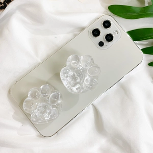 Détail macro du support de téléphone patte de chat en résine avec texture cœur sur tissu