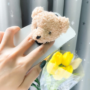 Nahaufnahme der süßen Teddybär-Handyhalterung aus weichem Lammwollplüsch-Material