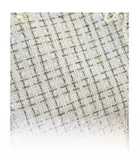 Nahaufnahme von weißem Tweed-Stoff mit Goldfäden und eleganter Perlenkettendetail