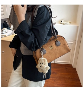 Braune Schultertasche aus Wildleder mit Metall-Logo und süßem Plüsch-Pudel-Anhänger