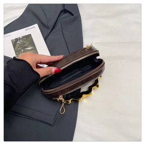 Vista interna di pochette in pelle marrone scuro con manico ad anello dorato e catena